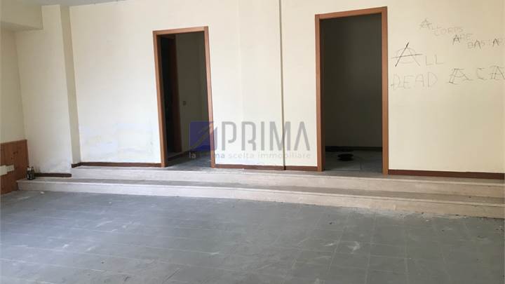 Negozio in vendita in Ancona  zona B. Bianche