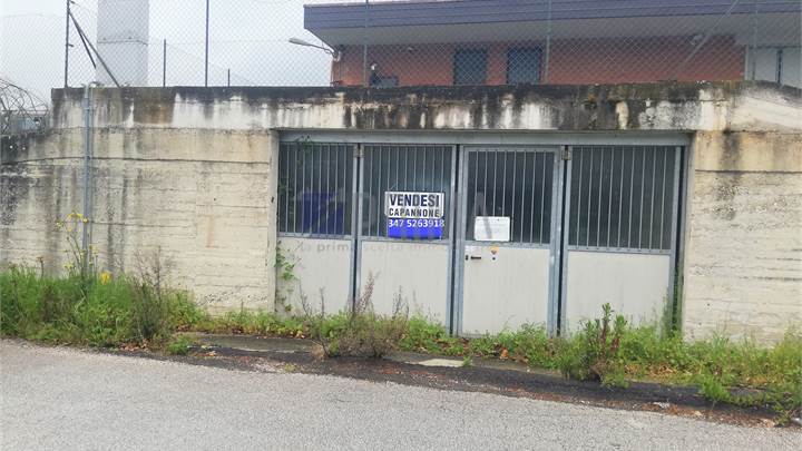 Ampio Locale magazzino deposito in zona industriale