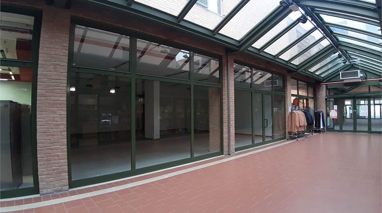 NEGOZIO IN CENTRO COMMERCIALE TORRIONE