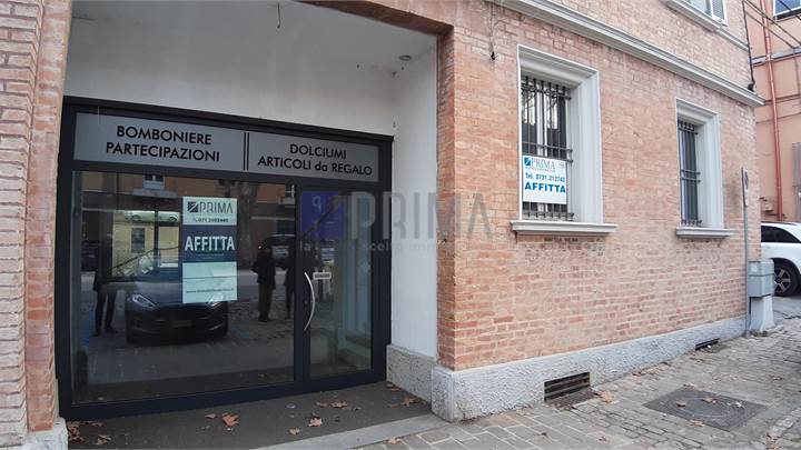 NEGOZIO FRONTE STRADA