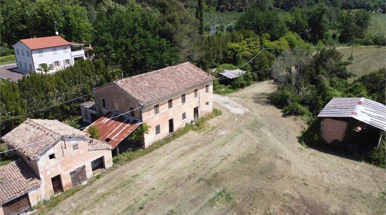 Vivere la campagna a due passi da Jesi: ampia colonica con terreno e annessi in Via Roma