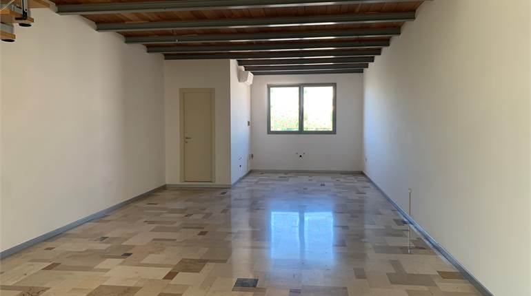 Negozio in affitto ad Osimo