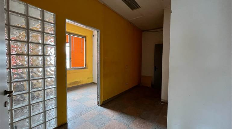 LOCALE CON AMPI SPAZI ANCONA, BARACCOLA