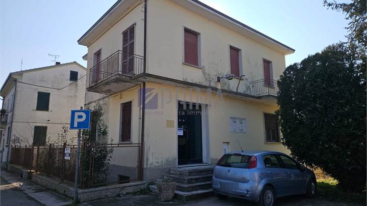 Fabbricato con corte privata (ex filiale banca)