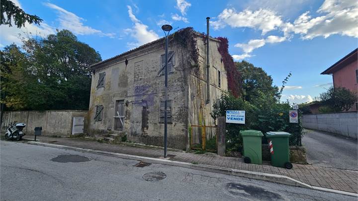 Casa indipendente in zona centrale di Montemarciano su lotto di 800 mq