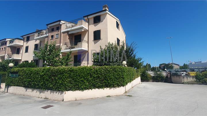 Osimo Stazione Appartamento con giardino e garage