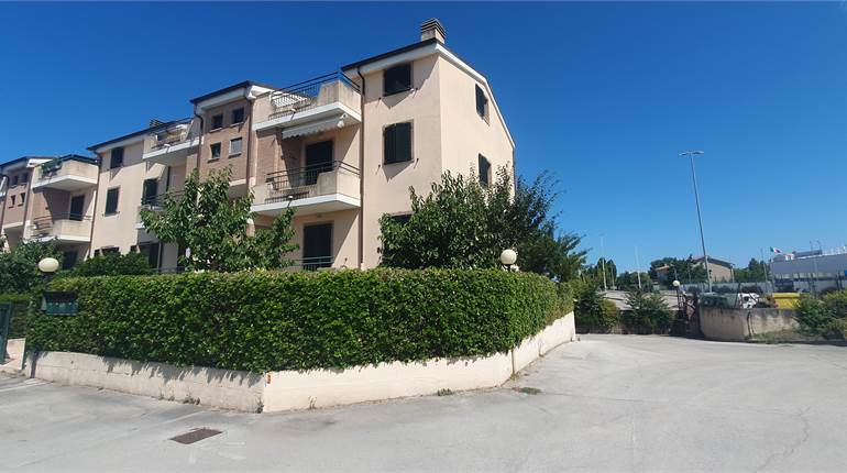 Osimo Stazione Appartamento con giardino e garage