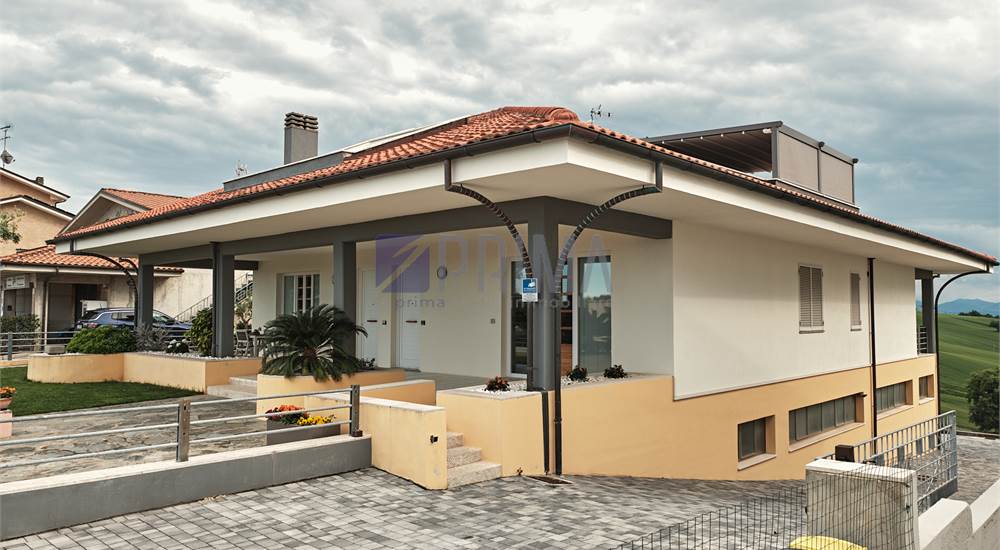 Esterno casa e rampa per il garage
