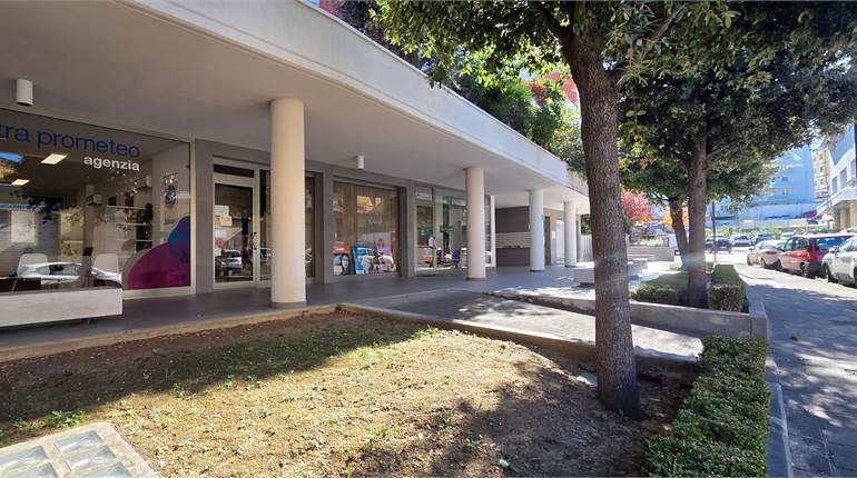 Palombare, ottimo investimento, 6 locali commerciali a reddito in classe A1