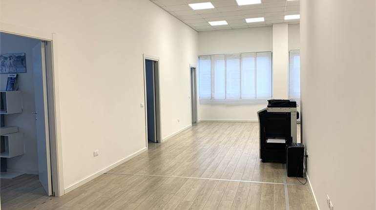 Ampio Ufficio in Affitto ad Ancona, Zona Baraccola