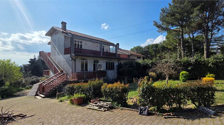 Porzione di casa con ampio giardino
