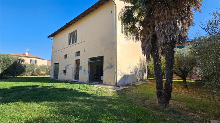Spazio, privacy e potenzialità: casa singola con terreno edificabile