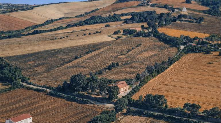 Compendio immobiliare con corte e terreno – Via Saline