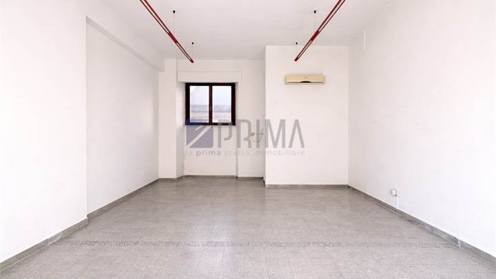 locale trasformabile in appartamento con balcone, ideale investimento