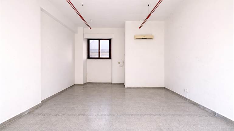 locale trasformabile in appartamento con balcone, ideale investimento