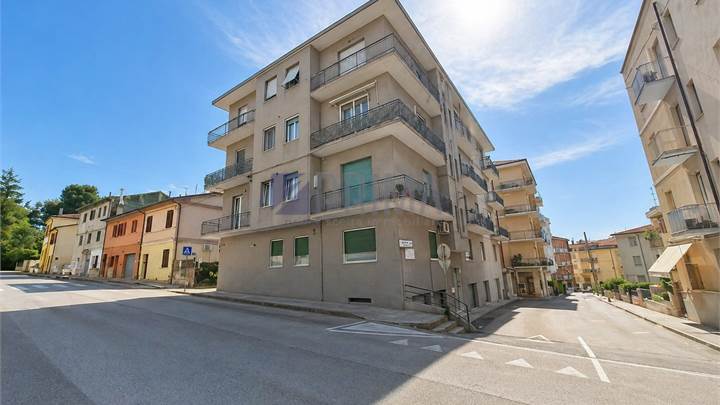 Ampio appartamento con balconi e box auto