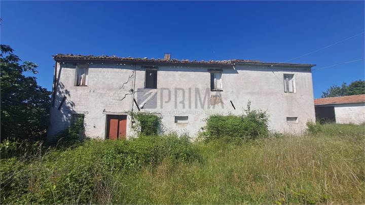 Rudere con ampio deposito agricolo e terreno