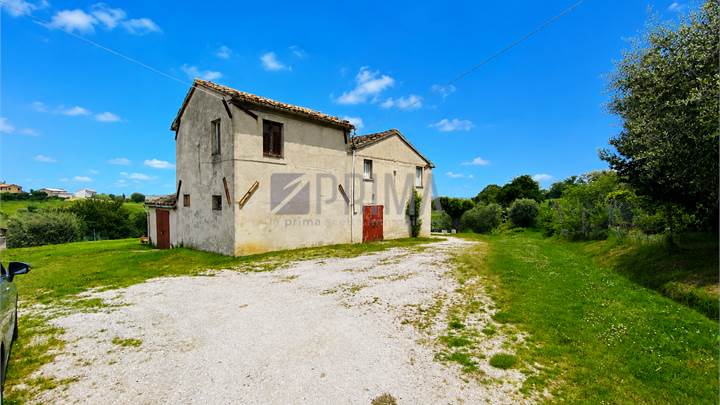 Villetta con terreno di 7 ettari 