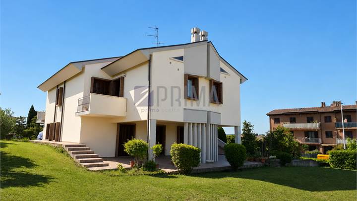 Splendida villa bifamiliare con ampio giardino