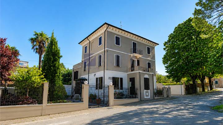 Dimora storica di charme con giardino privato nel cuore di Ostra