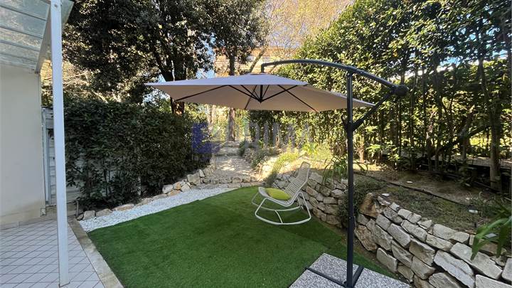 Sirolo bilocale con giardino e piscina condominiale