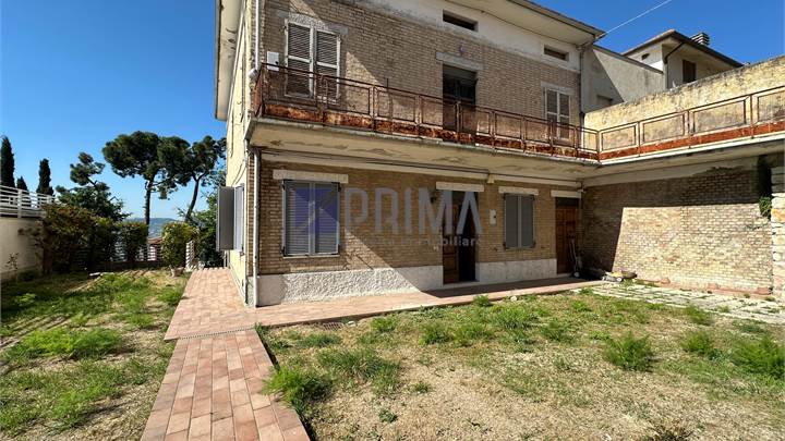 Ampio Appartamento in Centro con Giardino e Garage