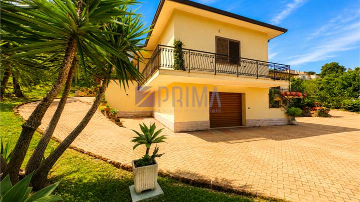 Porzione di villa con box auto