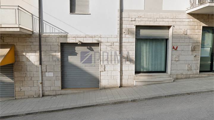 LOCALE COMMERCIALE CON DOPPIA VETRINA FRONTE STRADA